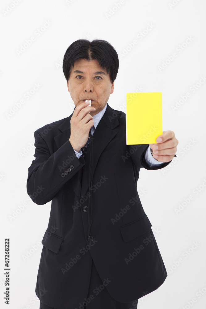 イエローカードを出す男性