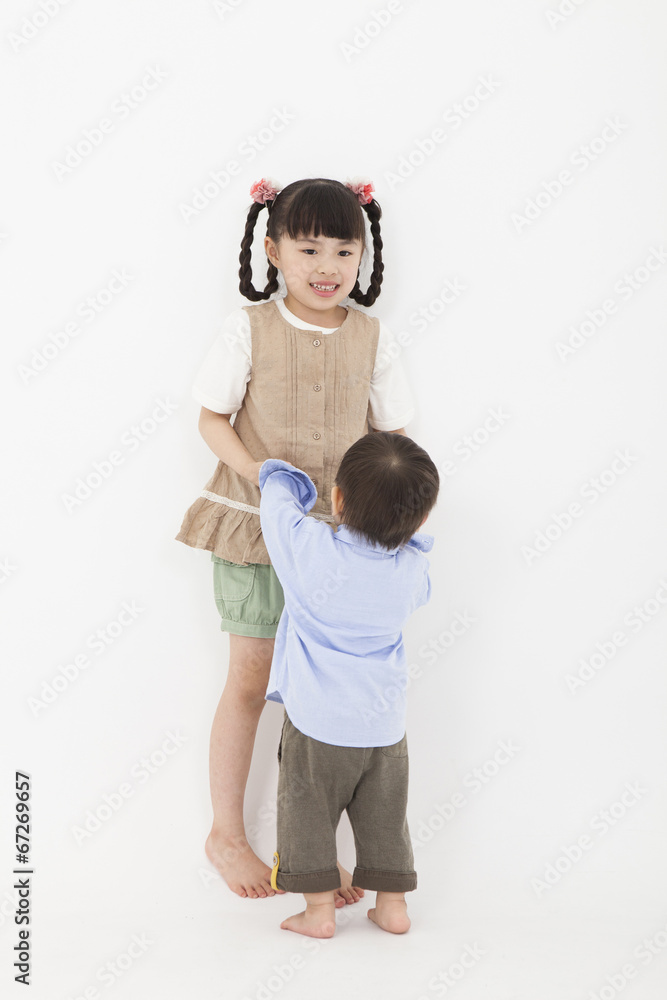 仲良く遊ぶ男の子と女の子 仲良く遊ぶ男の子と女の子