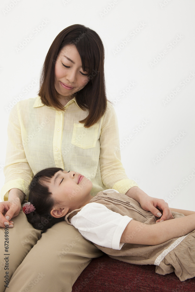 笑顔の女性と眠る女の子 笑顔の女性と眠る女の子