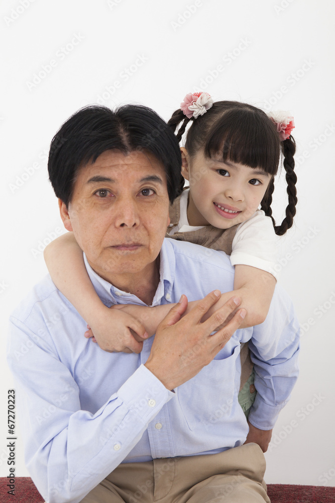 祖父と遊ぶ女の子 祖父と遊ぶ女の子