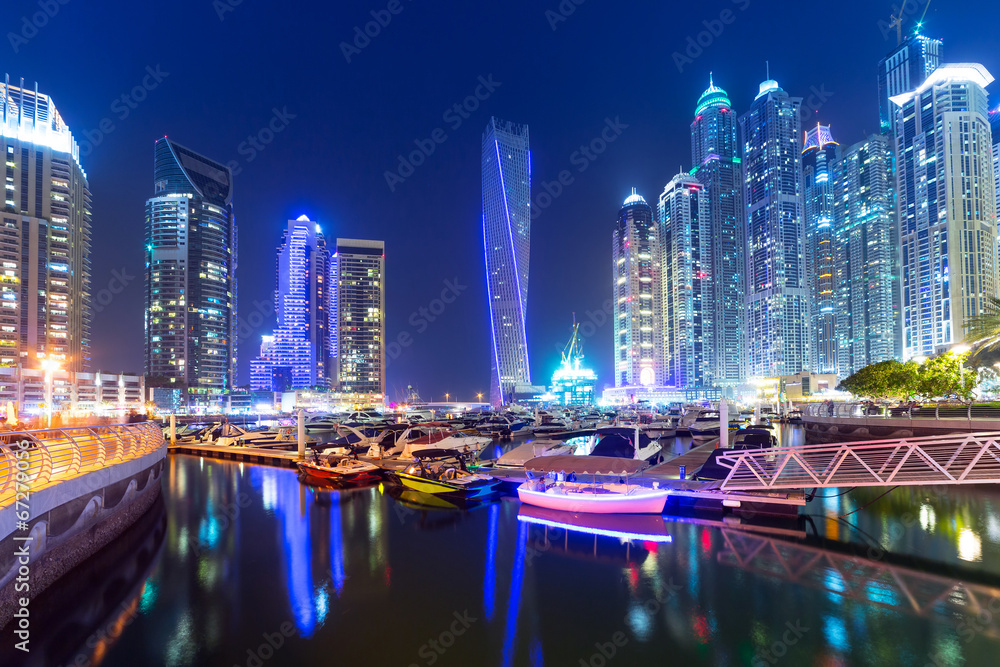 Fototapeta premium Dubai Marina at night, United Arab Emirates