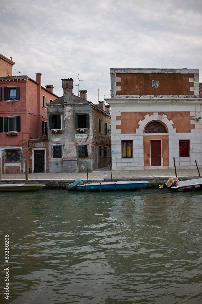 The streets of Venice before the night.