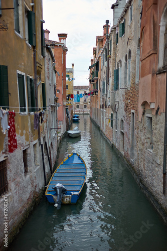 The streets of Venice before the night.