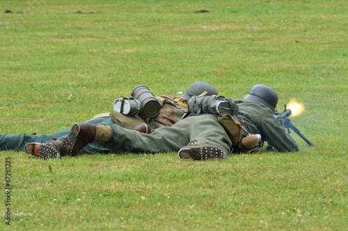 Two germans lying with machine gun