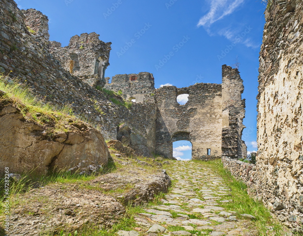 Ruine Steinschloss  (Aufgang zum 2.Tor)