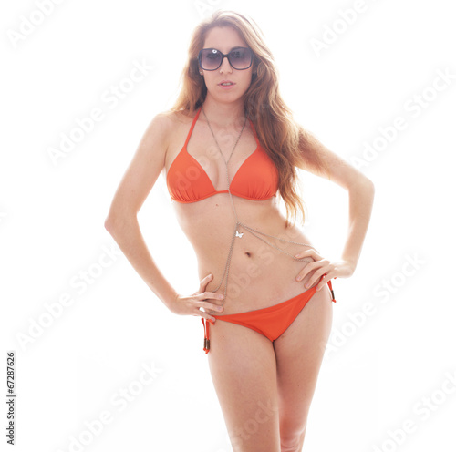 Rothaarige Frau in stylischem Bikini © Peter Atkins