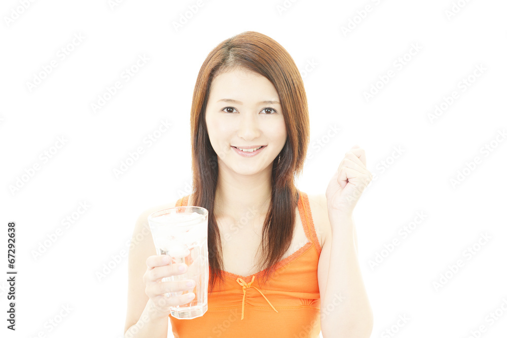 水を飲む笑顔の女性