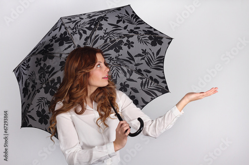 Mujer con paraguas abierto photo