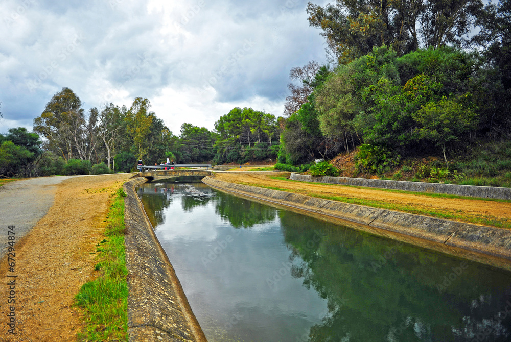 Canal de agua, Guadalhorce, provincia de Cádiz, España Canal de agua, Guadalhorce, provincia de Cádiz, España