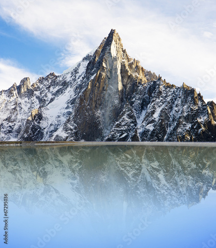 Gipfel mit Spiegelung im Bergsee