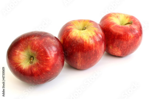 Three apples on a diagonal