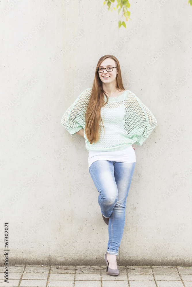 junge Frau mit langen roten Haaren und Brille junge Frau mit langen roten Haaren und Brille