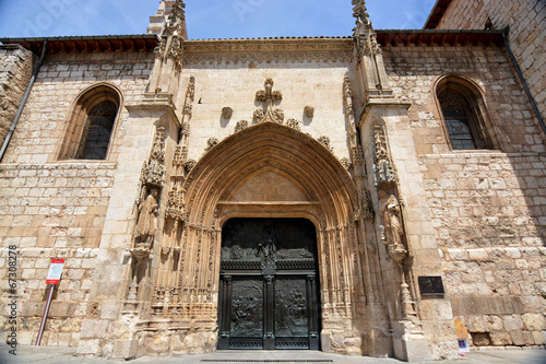 puerta y arco de entrada de la iglesia de san lesmes en burgos