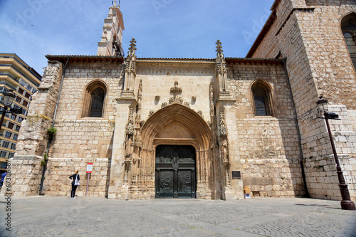 fachada de piedra de la iglesia de San Lesmes en Burgos photo