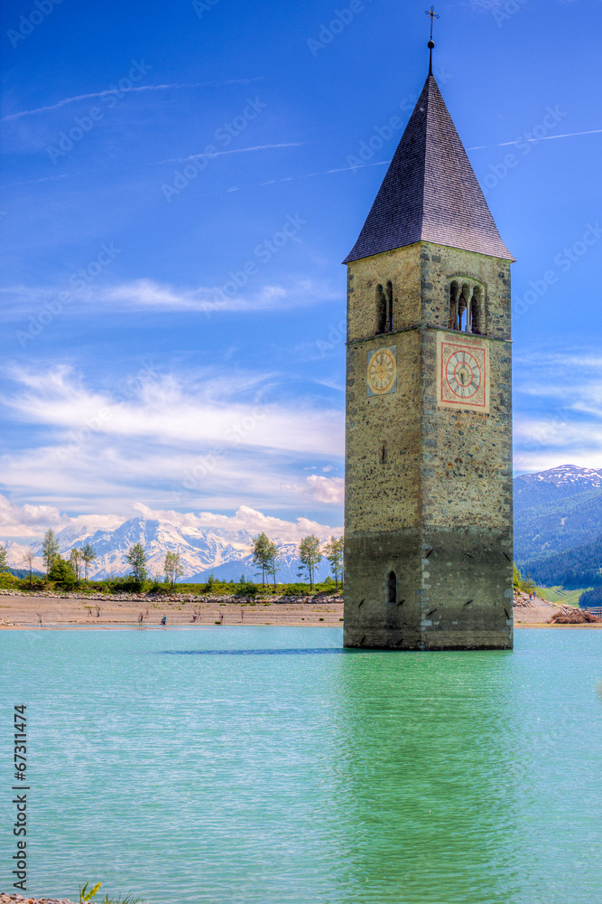 Kerk van verdronken dorp in het meer van Resschen