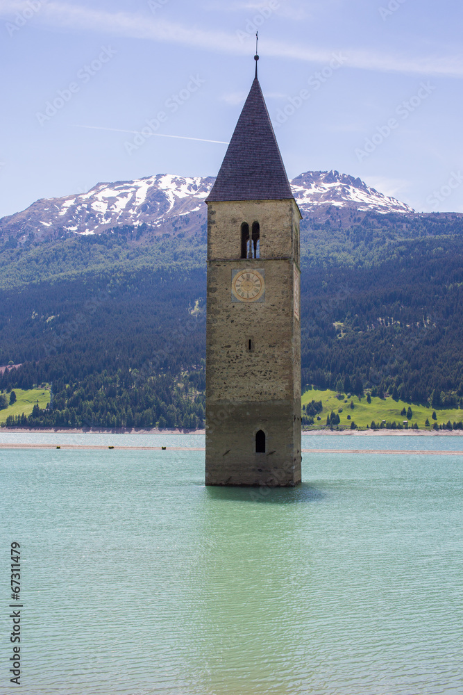 kerk van verdronken dorp in het meer van Resschen
