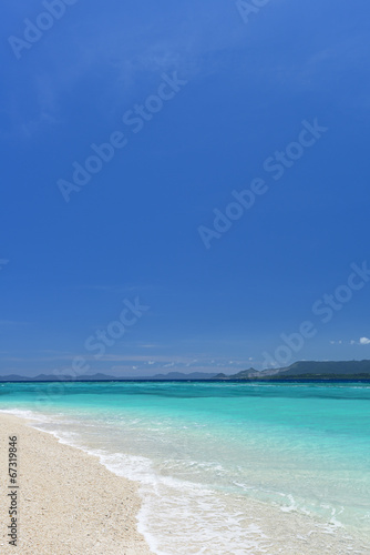 美しい沖縄のビーチと夏空