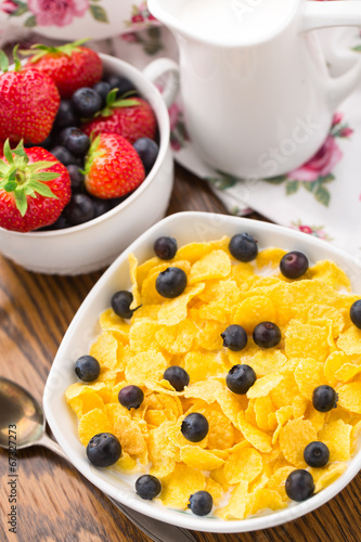 Cornflakes with strawberries and blueberries