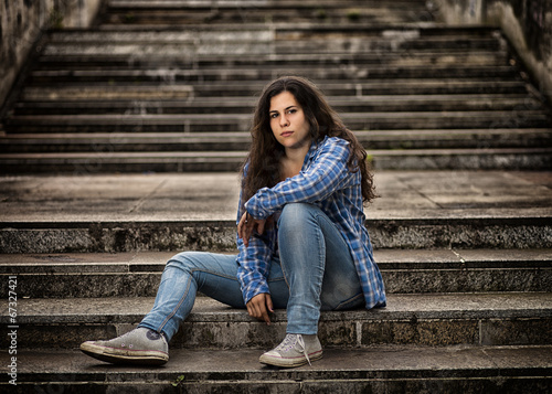junge Frau sitzt auf einer Treppe