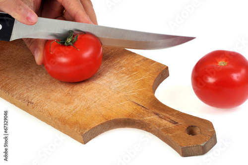 Tomate coupée sur une planche à découper photo