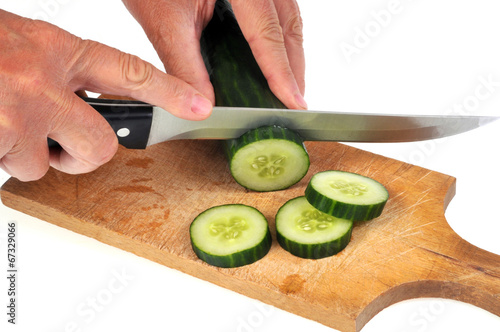 Concombre coupé sur une planche à découper