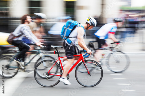Pulk von städtischen Radfahrern in Bewegungsunschärfe © Christian Müller