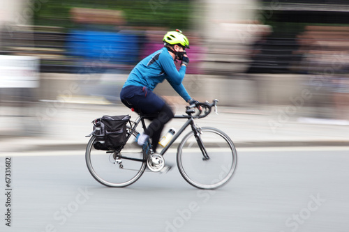 Radfahrer in Bewegungsunschärfe