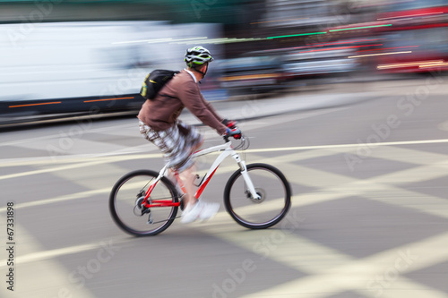 städtischer Radfahrer in Bewegungsunschärfe