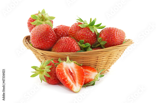 panier de fraises fra  ches avec d  coupe sur fond blanc