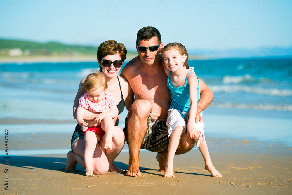 Fototapeta premium Family at the beach