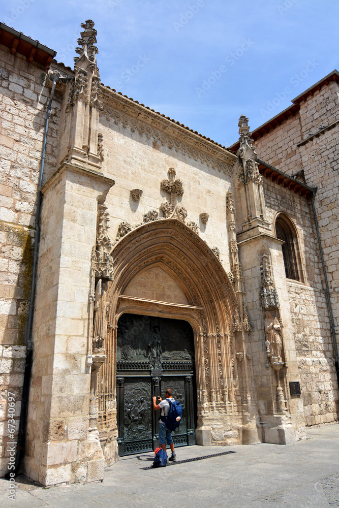 turista fotografiando la iglesia de san lesmes en burgos