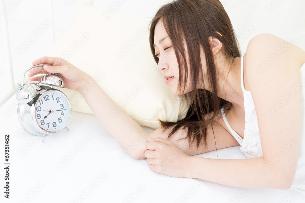 © miya227 - 時計を見る女性