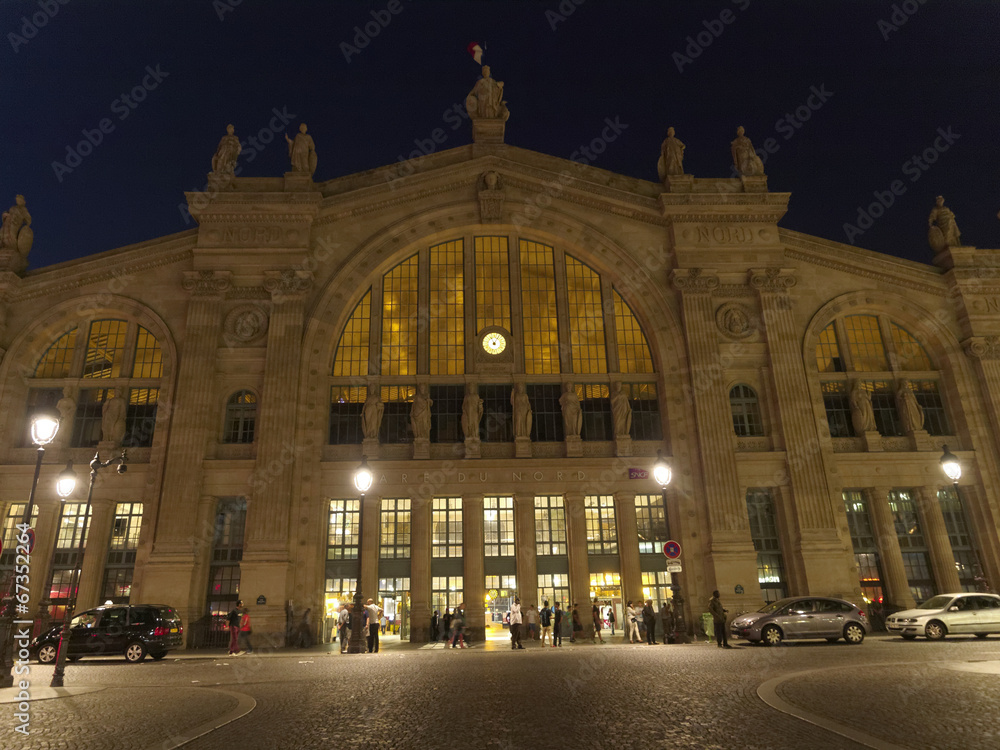 夜のパリ北駅