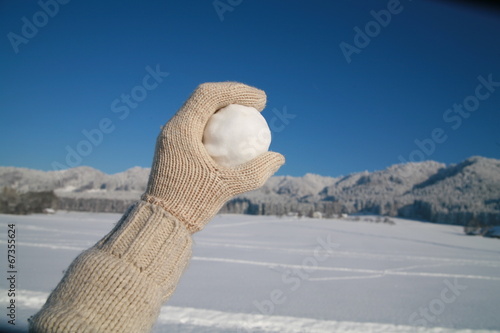 schneeball werfen in hand