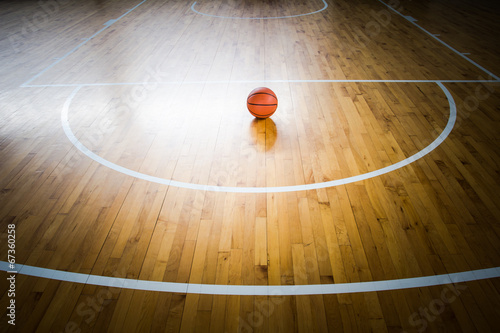 Obraz na płótnie Basketball ball over floor in the gym w salonie