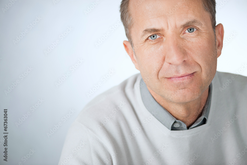 Obraz premium Portrait of a smiling and confident mature businessman