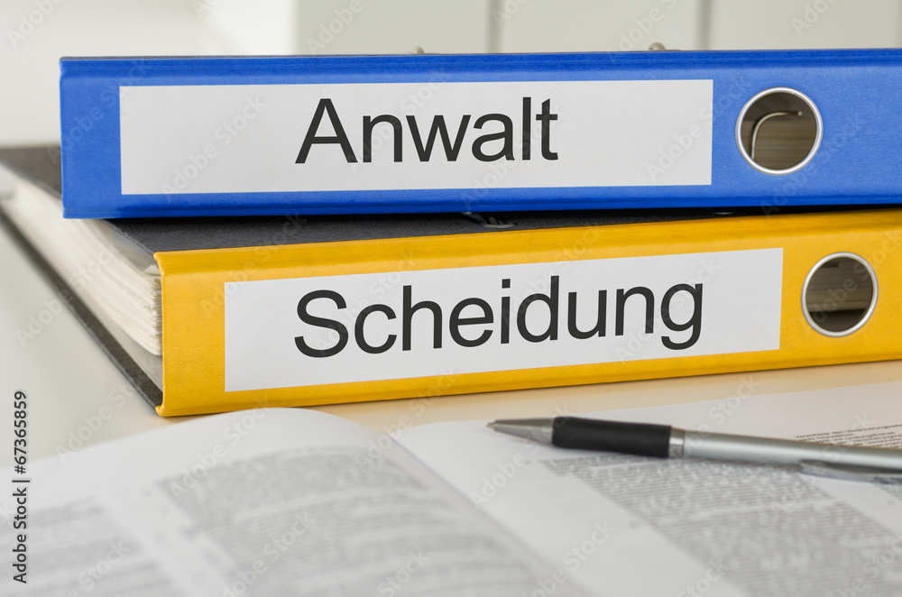 Aktenordner mit der Beschriftung Anwalt und Scheidung Aktenordner mit der Beschriftung Anwalt und Scheidung