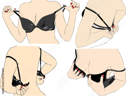 Una donna mentre si toglie il reggiseno