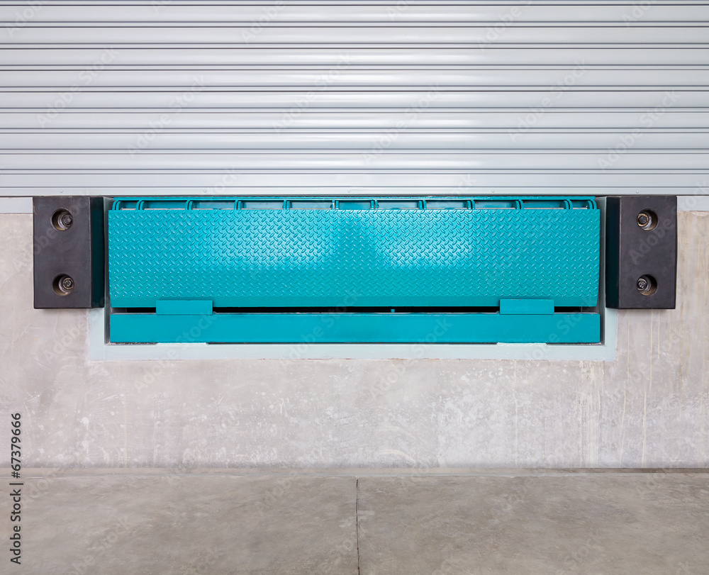 Dock leveler or height adjustable platform outside warehouse or