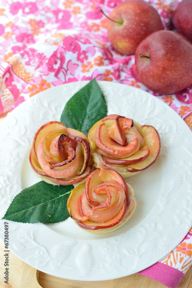 Rose-shaped cookies (buns) made of apples and puff pastry.