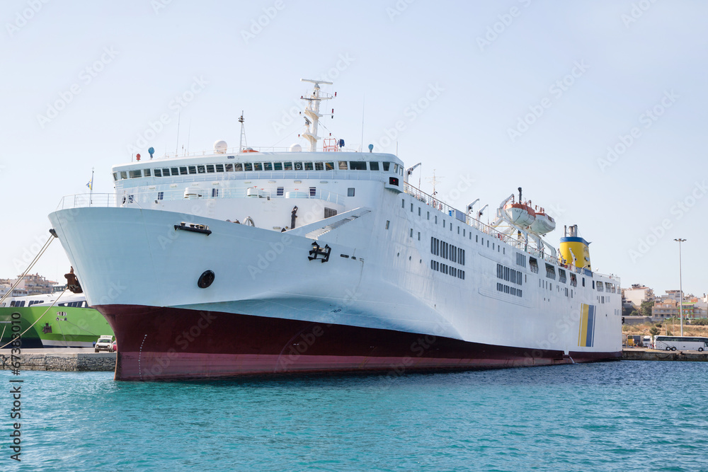 Fähre bzw. Frachtschiff - Transport auf dem Wasser Fähre bzw. Frachtschiff - Transport auf dem Wasser