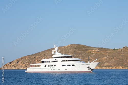 Luxus Schiff an der Küste - Wohlstand und Reichtum © Jeanette Dietl