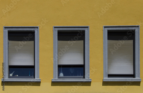 trois fen  tres sur fond jaune