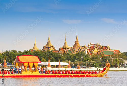 Canvas Print Barge parades past the Grand Palace at the Chao Phraya river