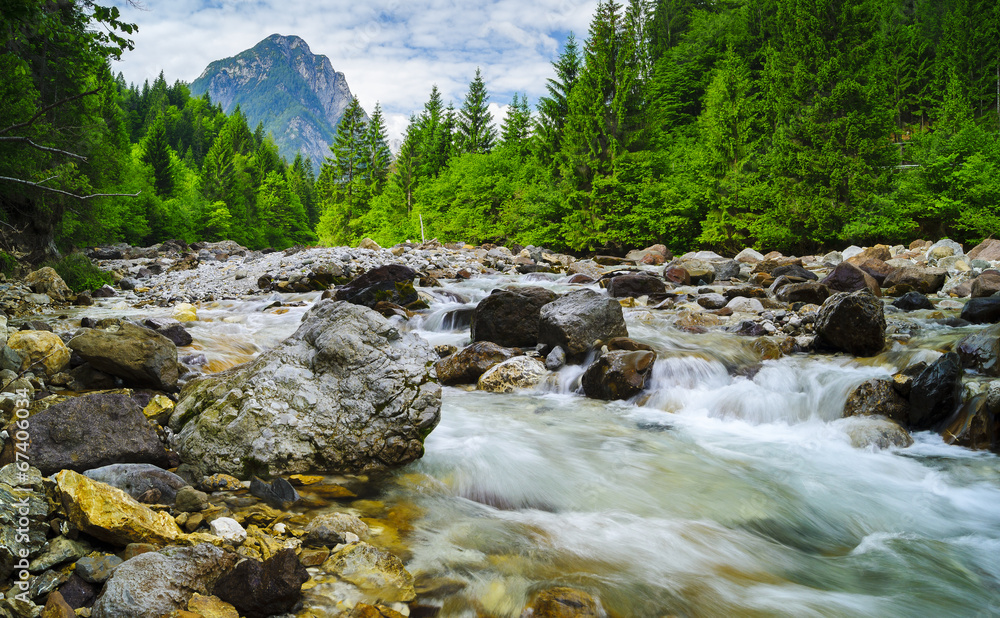 Fototapeta premium strumień górski w Alpach włoskich