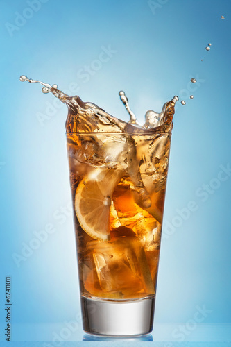 фотографія Glass of splashing iced tea with lemon
