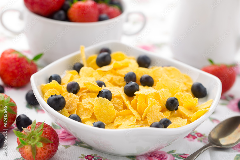 Cornflakes with strawberries and blueberries Cornflakes with strawberries and blueberries