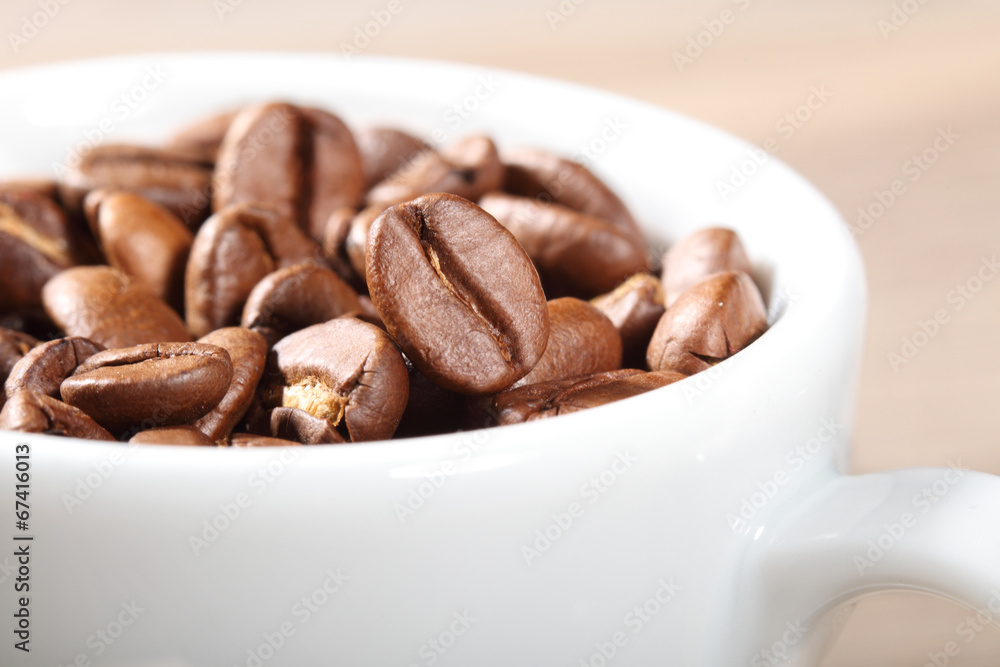 Kaffeebohnen in der Tasse Kaffeebohnen in der Tasse