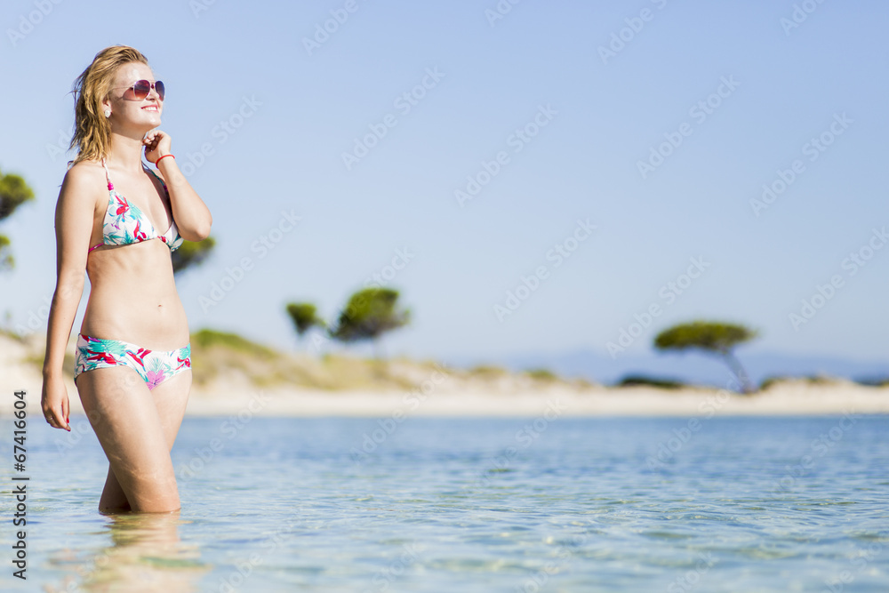 Obraz premium Young woman at the beach