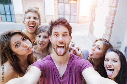 Selfie adolescenti si scattano foto in città